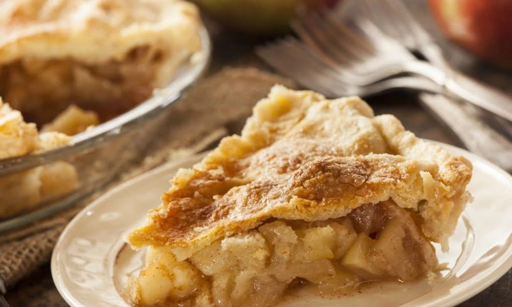 Απίστευτο! Βρήκε ανθρώπινο δόντι μέσα σε μηλόπιτα που έτρωγε